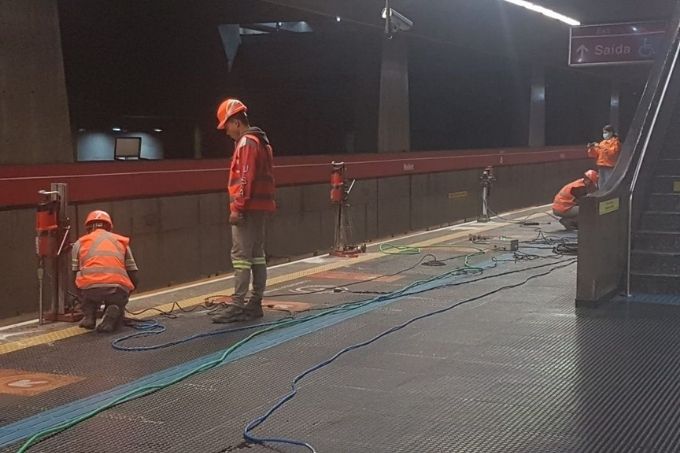 Trabalhadores preparam plataforma para receber portas na estação Belém