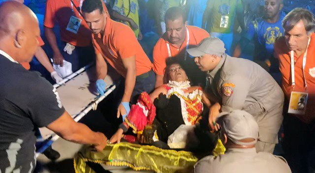 Idosa tem cadeira de rodas imprensada por carro alegórico no Rio