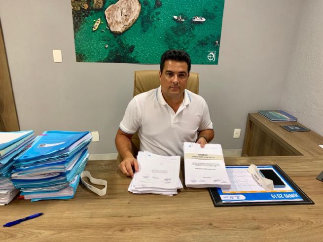 Prefeito de São Sebastião entra na Justiça por férias e 13º salário