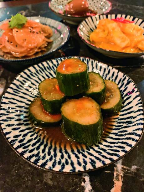 Pepino sichuan: rodelas crocantes marinadas em molho avinagrado e picante Pepino sichuan: rodelas crocantes marinadas em molho avinagrado e picante