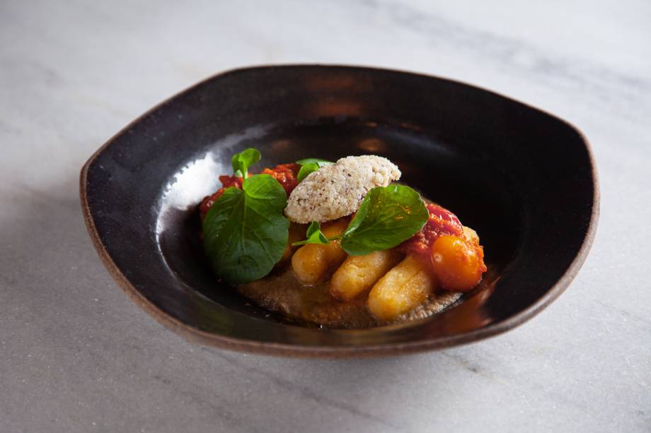 Pasta alla norma vegana: nhoque de mandioca sobre creme de berinjela defumada, molho de tomate e uma “ricota” de castanha-do-pará triturada