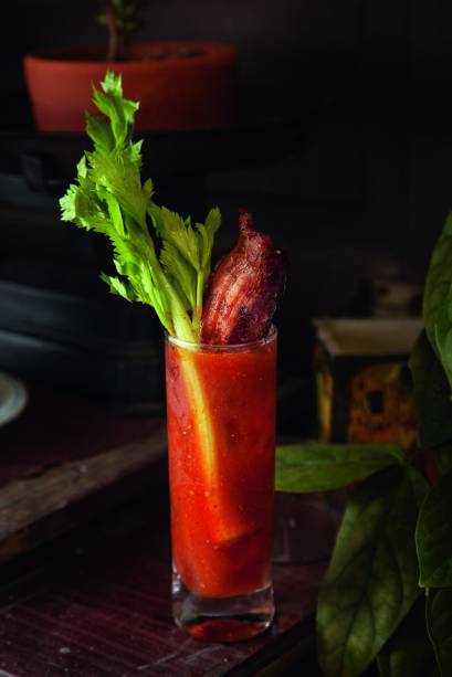 Smoked mary: cachaça, tomate defumado, uma fatia de bacon e salsão Smoked mary: cachaça, tomate defumado, uma fatia de bacon e salsão