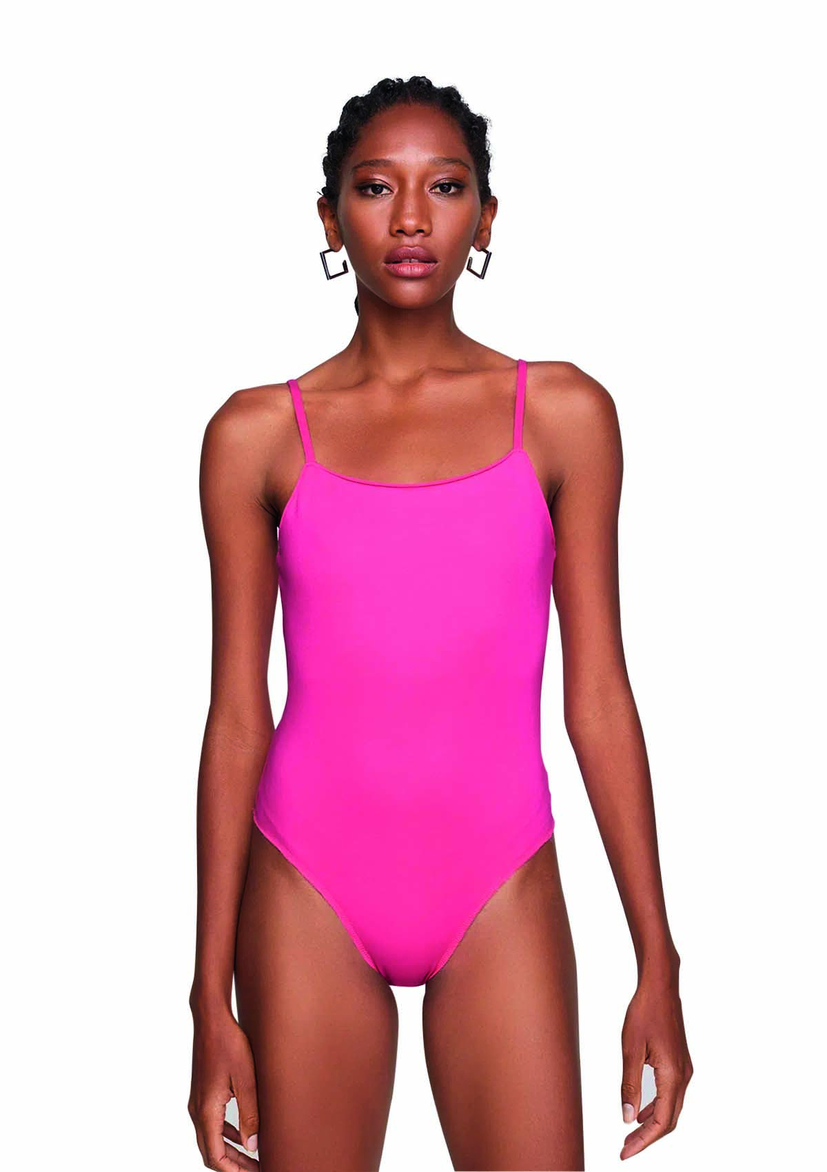 Modelo negra e magra usa body roxa choque