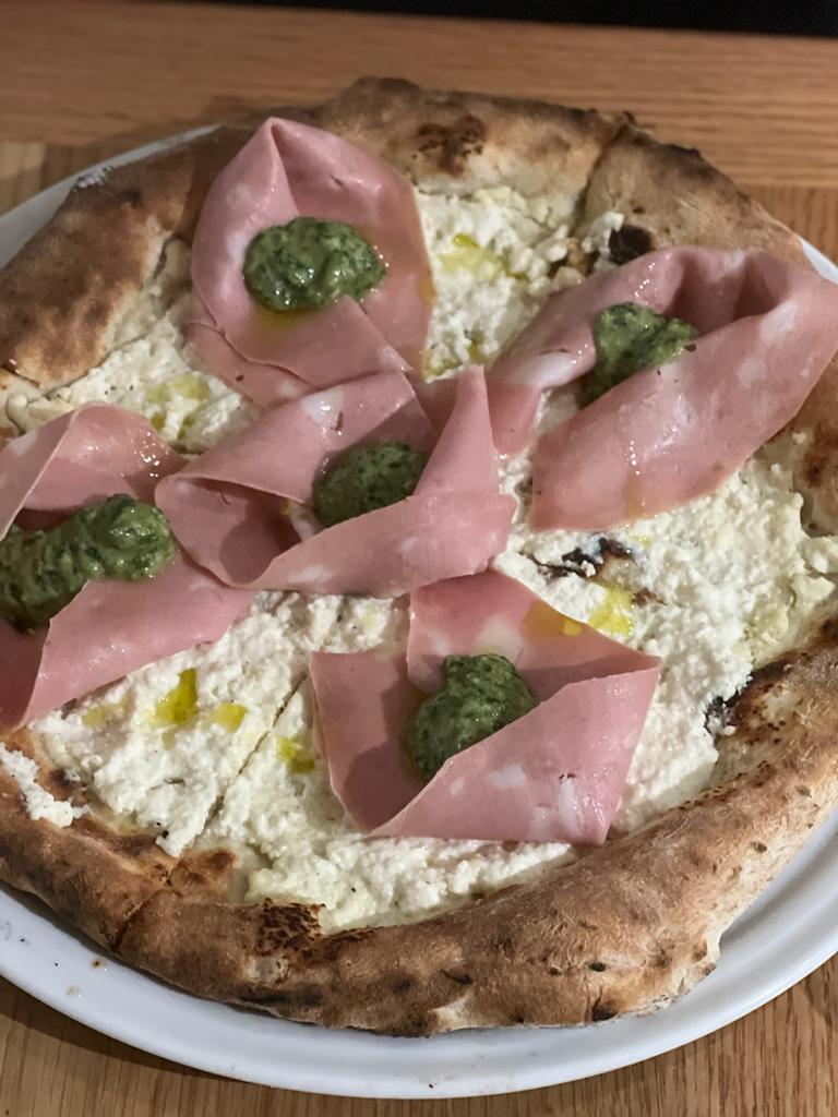 La Pizza di Eataly por Rossopomodoro Pizza de mortadela, molho pesto e ricota
