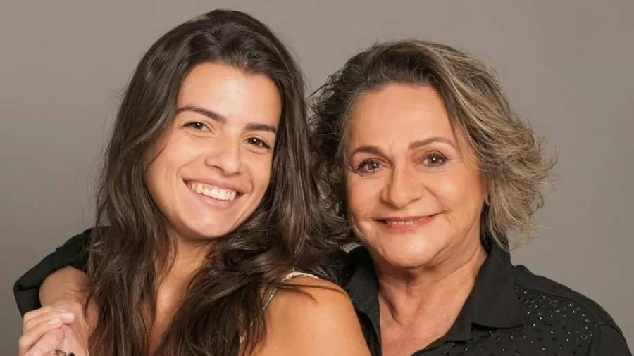 Imagem mostra duas mulheres, uma mais jovem, à esquerda, e outra à direita. As duas sorriem.