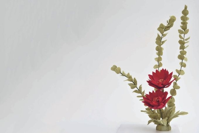 Rosas feitas de papel diante de um fundo branco