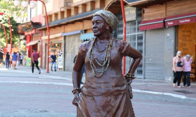 Escultura Madrinha Eunice Escultura Madrinha Eunice