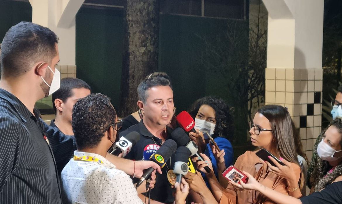 Policial fala à imprensa
