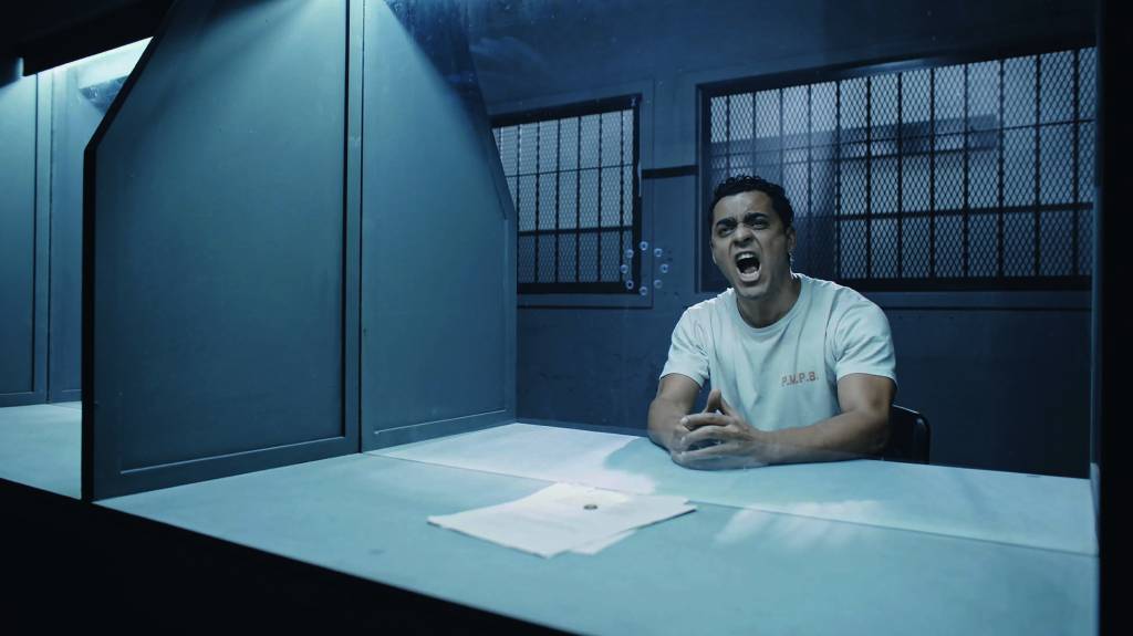 sentença – credito amazon prime video 3.jpg Imagem mostra homem gritando atrás de vidro. Ele está sentado e vestindo uma camiseta branca