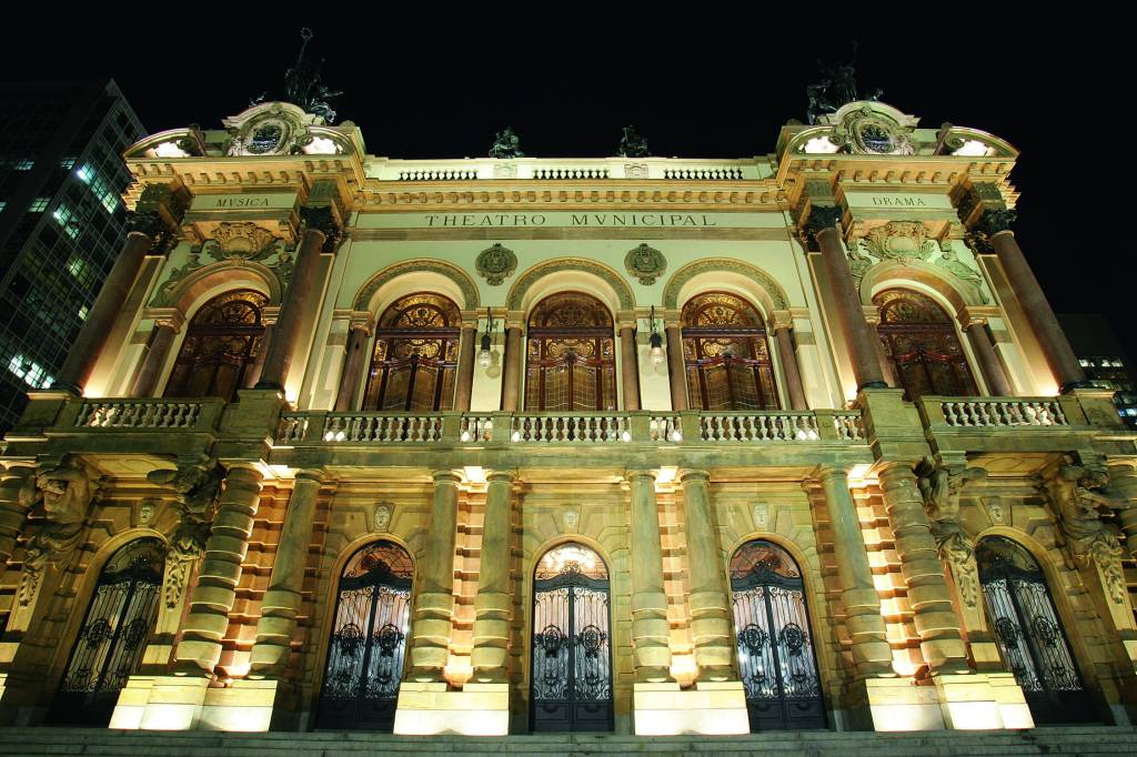 Fachada do recém restaurado Teatro Municipal de São Paulo. Imagem mostra fachada de prédio com arquitetura clássica.