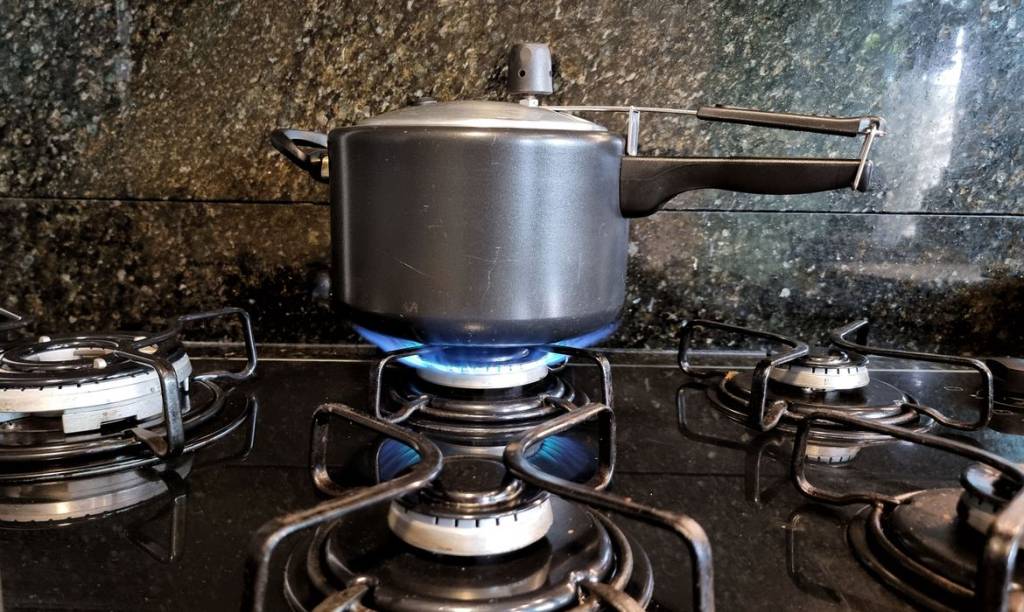 Cozinheira morre após explosão de panela de pressão em SP