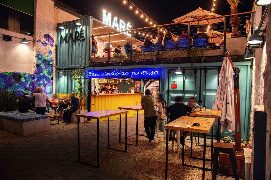 Ambiente: o bar é acomoda grane parte da clientela ao ar livre