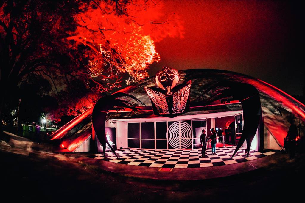 Cópia de foto abre – credito Bruno Soares.jpg Entrada da exposição A Beleza Sombriados Monstros:13 Anos de A Artede Tim Burton