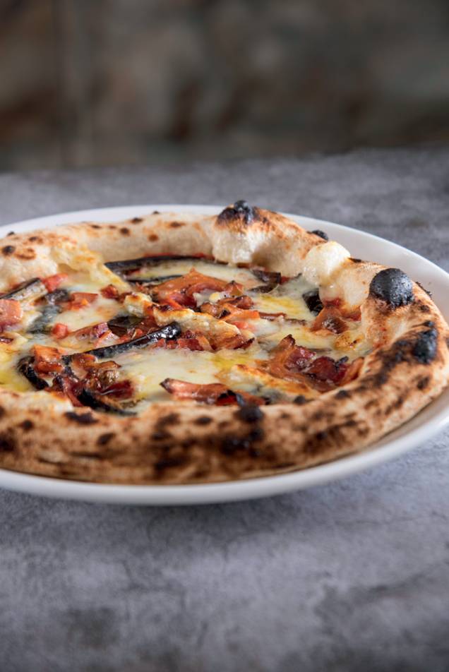 Cantinetta: pizza coberta por molho de tomate, queijo caccio cavalo, berinjela e pancetta Cantinetta: pizza coberta por molho de tomate, queijo caccio cavalo, berinjela e pancetta