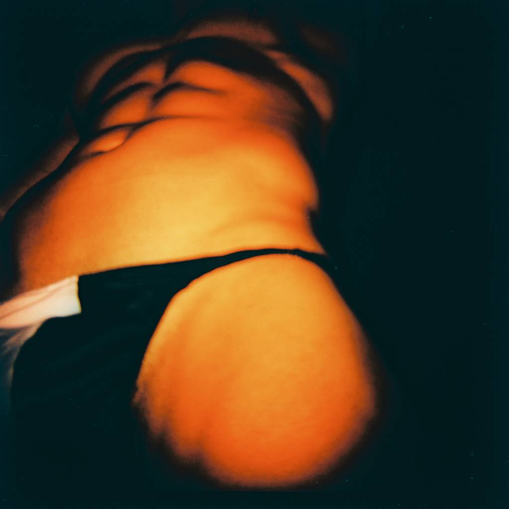 Gogo Boys (Rooztography-Creative Commons) 2 Imagem exibe, de baixo, um torso musculoso vestindo uma tanga preta. A foto tem tons amarelados.
