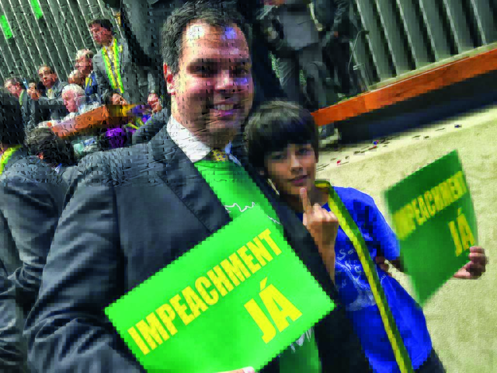 tomas covas Bruno Covas, de terno, ao lado do seu filho, Tomás. Eles seguram placas verdes onde está escrito