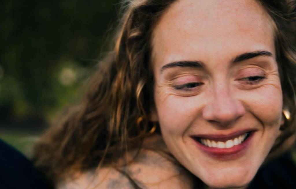 De cara limpa: Adele comemora aniversário com foto sem maquiagem