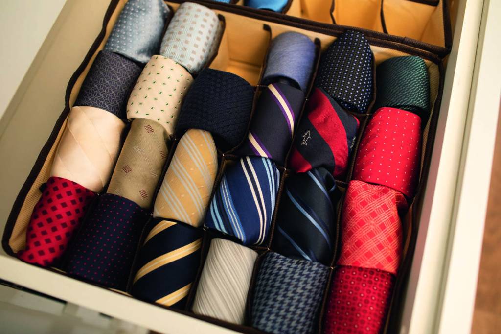 Tomás Covas Caixa com gravatas de várias cores e estampas listradas