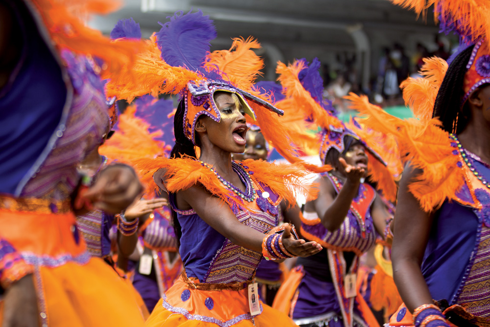 4. Nigéria, Carnaval.jpg Imagem mostra mulher com figurino carnavalesco dançando.