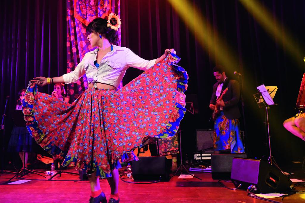 — 5 — TOPO PÁGINA 5 – Saia de Chita – Casa Natura Musical (Fabio Picarelli-Divulgação).jpg Imagem mostra mulher de saia colorida dançando em palco.
