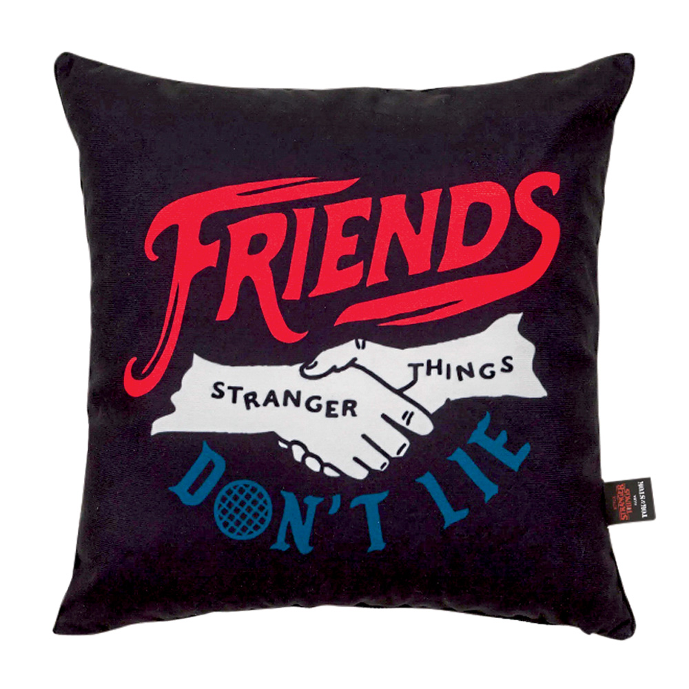 Almofada preta quadrada inspirada em Stranger Things. Estampa tem dois bra&ccedil;os brancos em um aperto de m&atilde;o, com os dizeres 