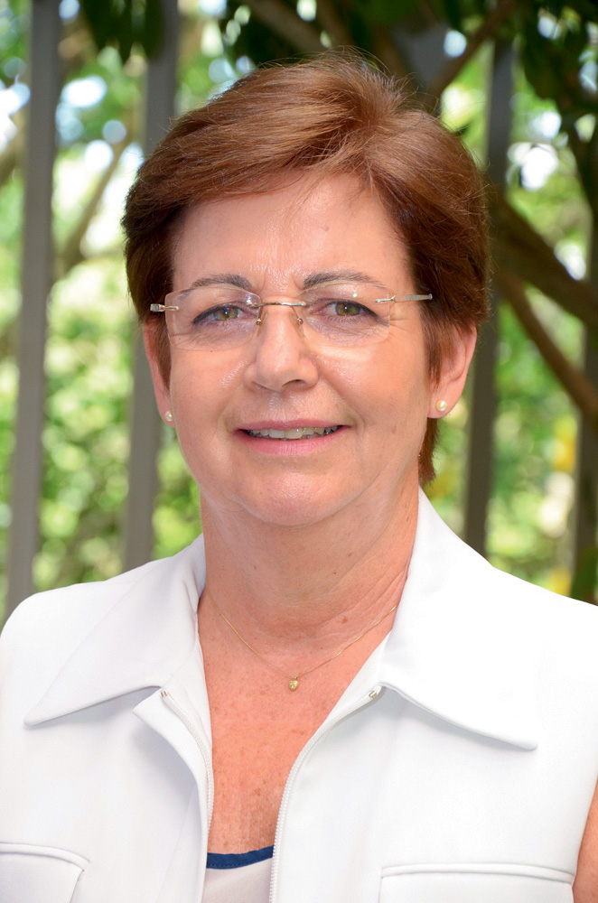 Colegio-Pentagono-CORPO-EDUCACIONAL-DIRETORIA-DENISE-DESIDERA.jpg Denise Desiderá aparece sorrindo