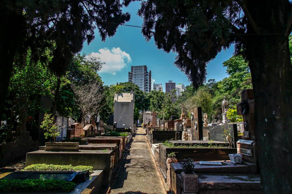 Tour noturno no Cemitério da Consolação percorre túmulos ilustres