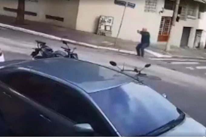 Policial que passava pela rua percebe assalto e reage contra bandidos