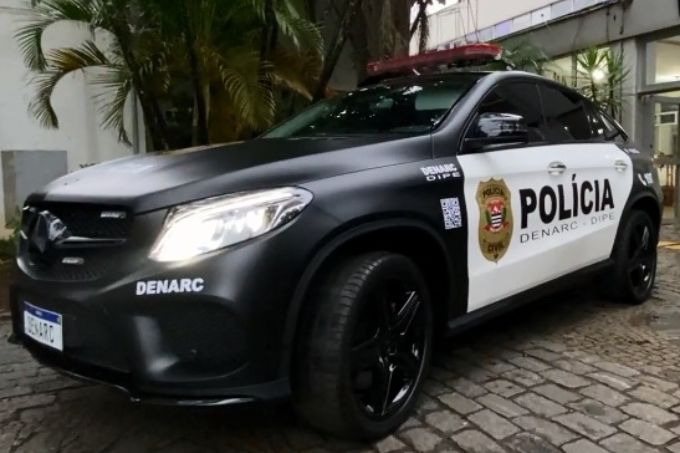 Departamento de narcóticos usa carro de 500 000 reais de traficante