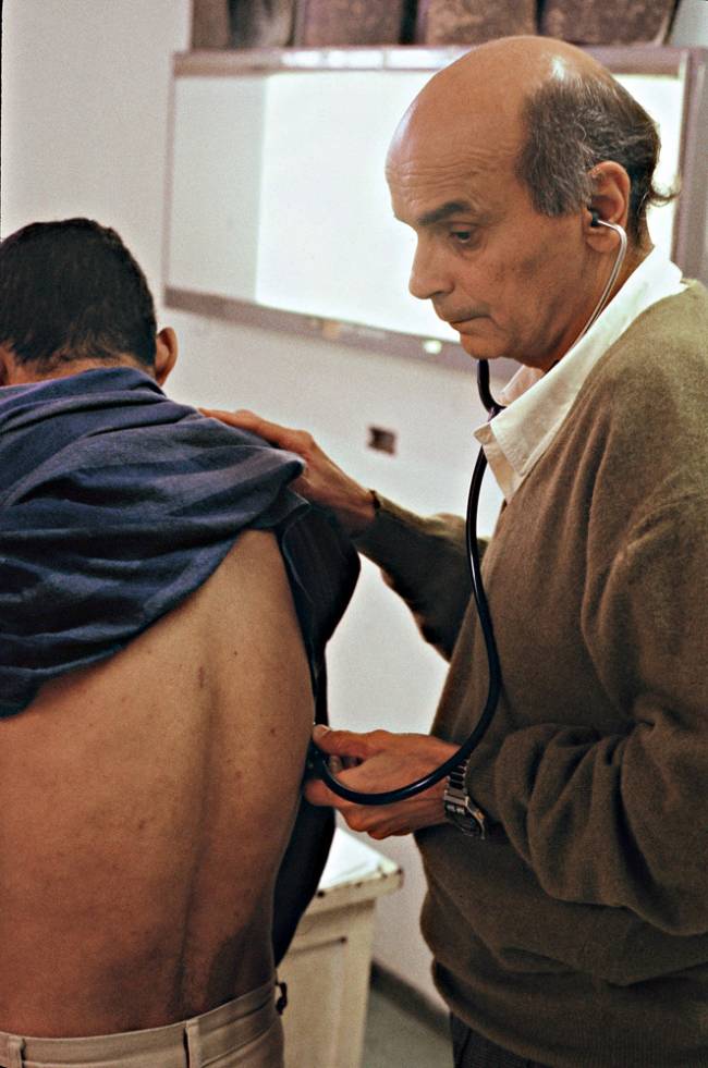 Drauzio Varella Imagem mostra Drauzio Varella examinando paciente