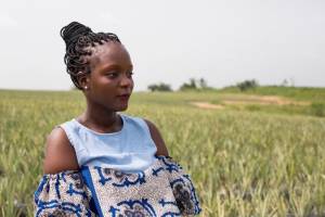 Fatmata_Binta_Instagram A chef africana Fatmata Binta diante de um campo cultivado