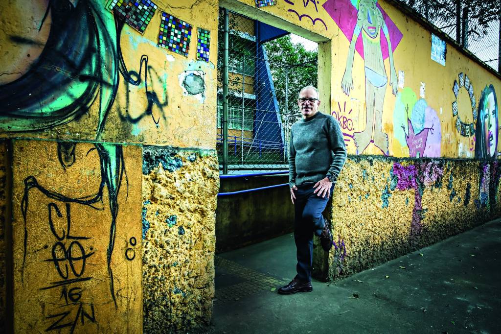 Professor acumula prêmios nacionais e internacionais com aulas na rua