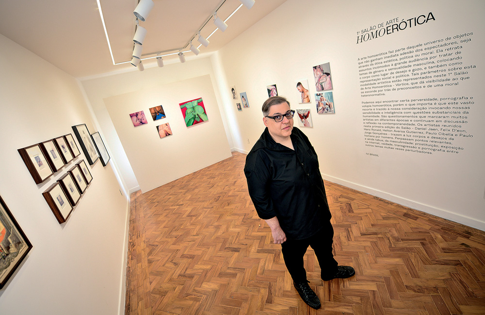 Salão de Arte Homoerótica abre as portas com polaroids e quadros no Centro