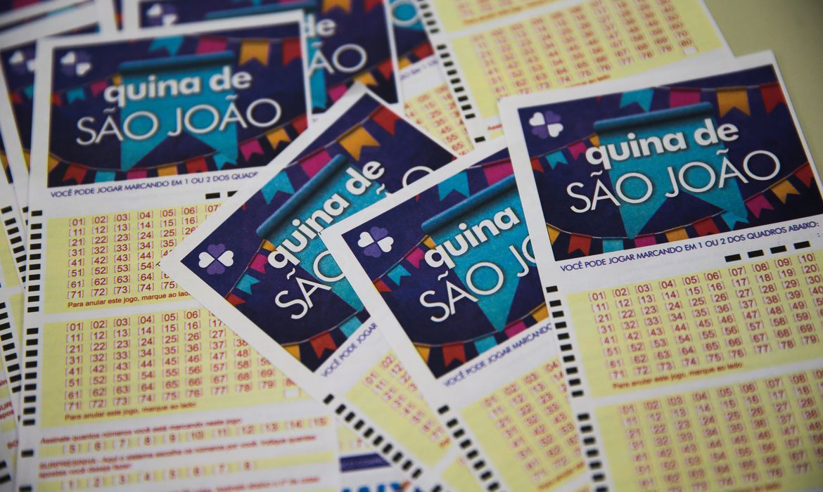 Imagem exibe bilhetes da quina de São João espalhados.