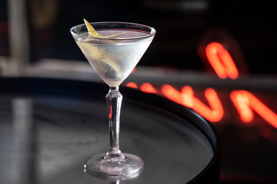 Vesper martini: gim, vodca, Lillet Blanc; Vesper martini: gim, vodca, Lillet Blanc;