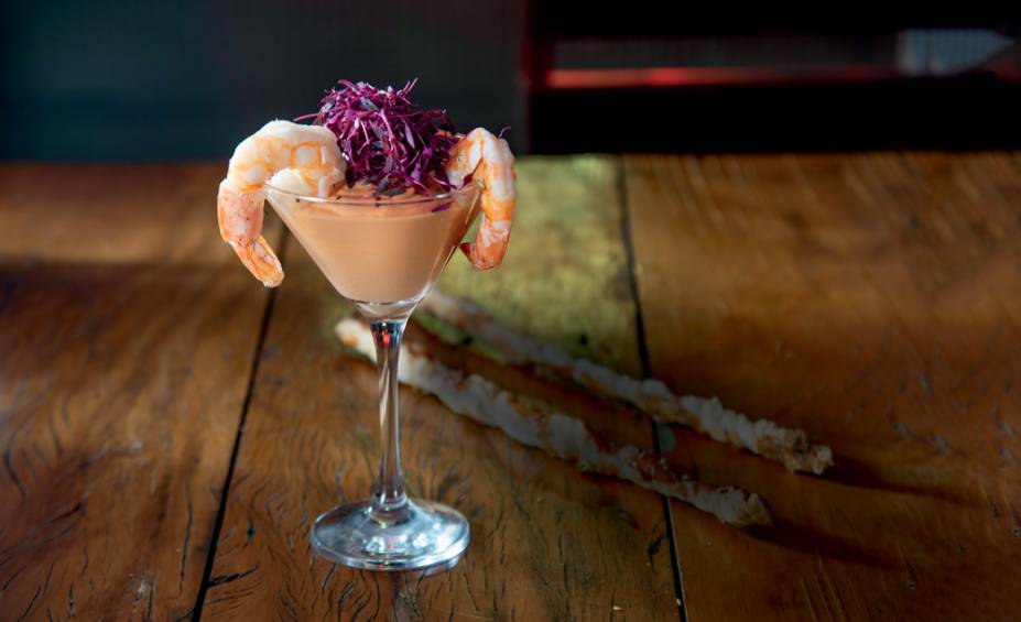 Coquetel de camarão: trio de crustáceos pendurado numa taça repleta de molho de creme de leite, ketchup, mostarda e gim Coquetel de camarão: trio de crustáceos pendurado numa taça repleta de molho de creme de leite, ketchup, mostarda e gim