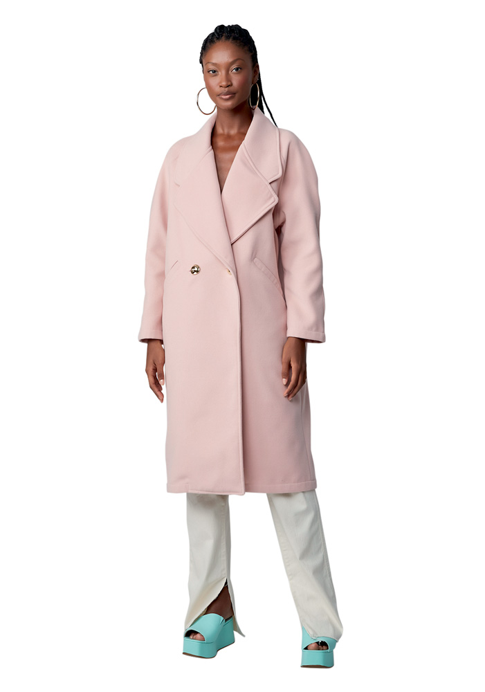 Modelo negra e magra usa trench coat longo rosa beb&ecirc;