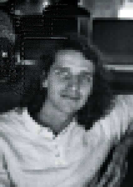 WhatsApp Image 2022-05-19 at 16.09.26.jpeg Forografia de perfil do Daniel Hey sorrindo em preto e branco