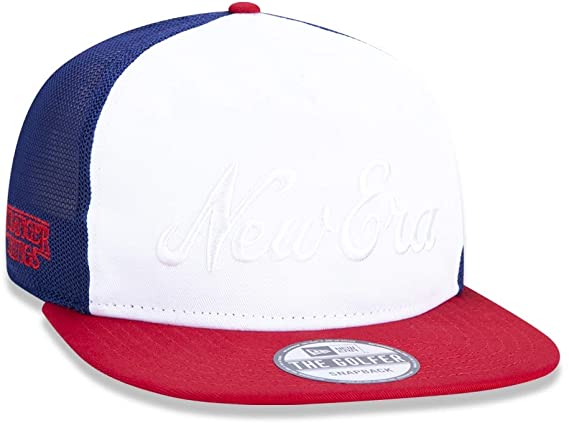 Bon&eacute; branco, azul e vermelho inspirado em Stranger Things