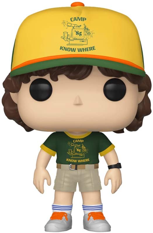 Boneco Funko do Dustin. Ele usa um bon&eacute; amarelo e verde, uma bermuda marrom e uma camiseta similar ao bon&eacute;