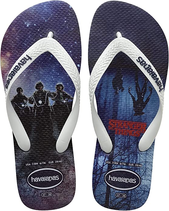 Chinelo azul com estampa de Stranger Things
