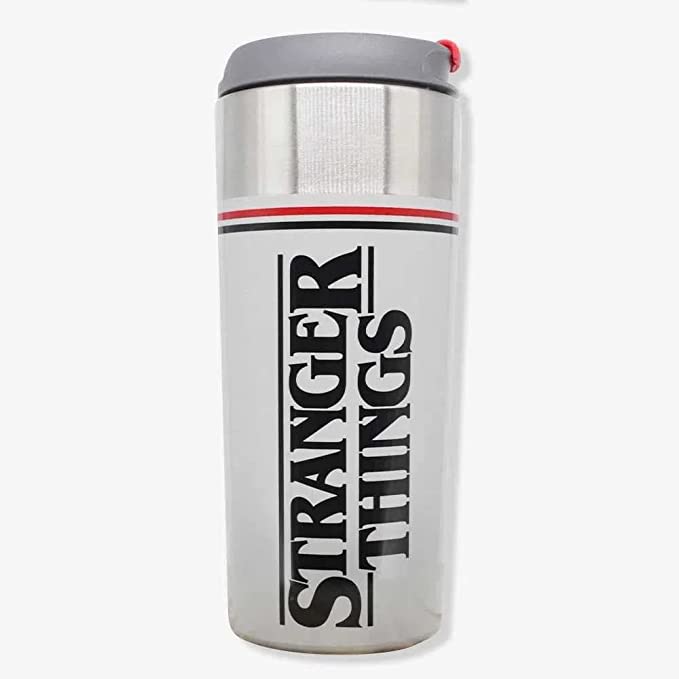 Copo para viagem cinza com logo de Stranger Things