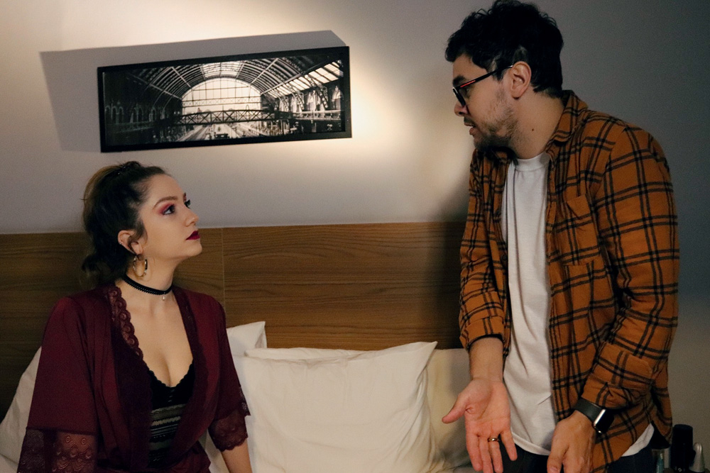 Peça aborda a mentira a partir de encontro entre acompanhante e cliente