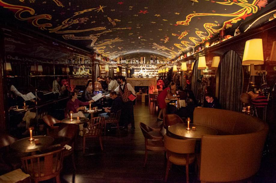 Rabo Di Galo: salão colorido por chamas e cobras corais Rabo Di Galo: salão colorido por chamas e cobras corais