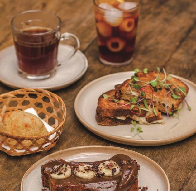 Dois trópicos: cafés e opções de pães e bolos