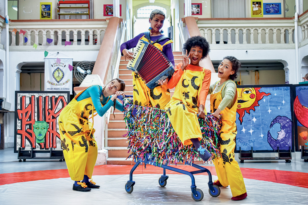 Peça gratuita leva inclusão e incentivo à leitura a seis pontos da cidade