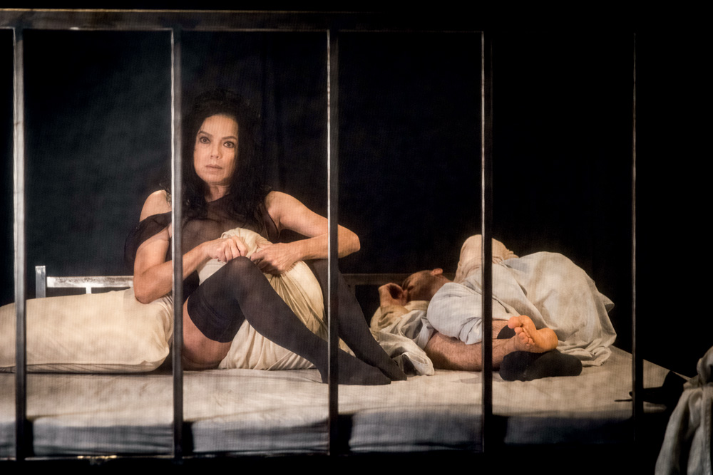 No centenário de ‘Ulisses’, Bete Coelho encena devaneios de Molly Bloom