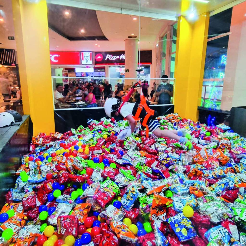 Em Guarulhos, público pode brincar de “garra humana” e agarrar brindes