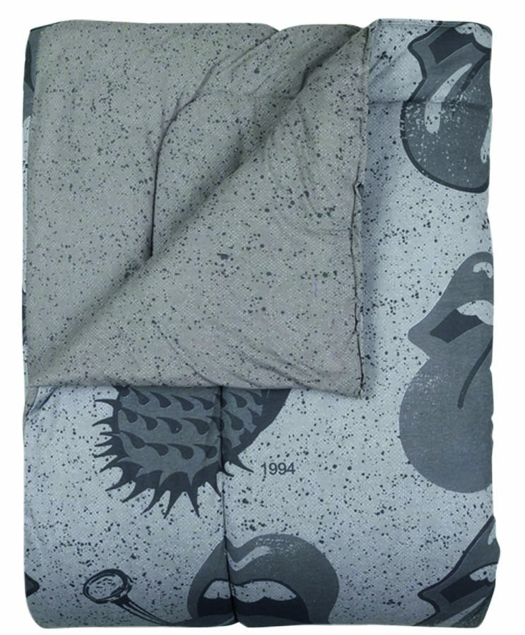 Edredom dobrado cinza com o famoso logo dos Rolling Stones