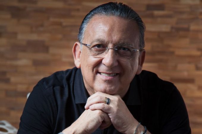 Galvão Bueno passa por cirurgia após detectar problema na coluna